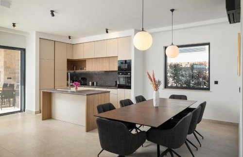 Villa Levita with Pool - Photo 18