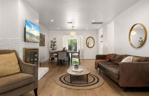 1970s Style Cozy Home with Fireplace Yard and Hot Tub - Foto 1