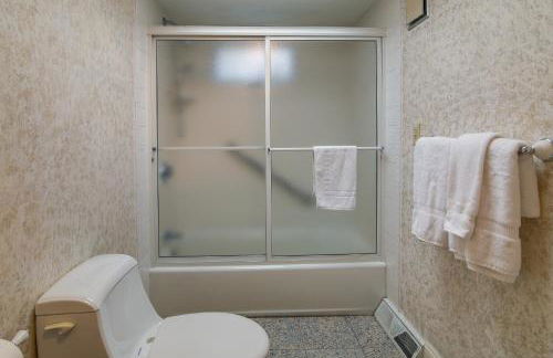 Bayfront Plymouth Gem with Sunroom, Steps to Shore! - Photo 19