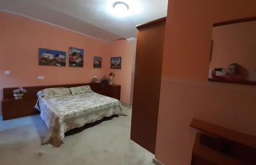 Precioso chalet próximo a Sevilla con jardín y piscina privada 8 personas Wifi gratis 2 salones 4 dormitorios 2 baños - Foto 13