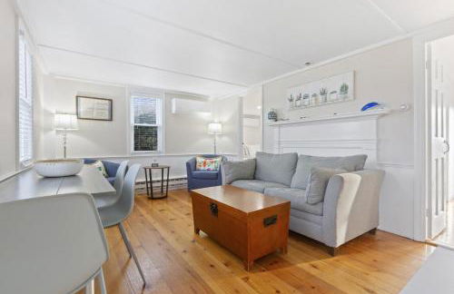 North Truro Beachfront Cottage with Cozy Backyard - Foto 3