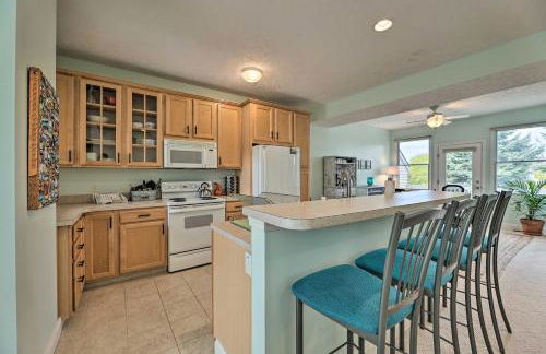 Bright Manistee Condo with Beach and Pool Access! - Foto 7
