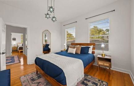 Modern Moroccan Villa w/ Firepit, BBQ + Game Room! - Foto 33