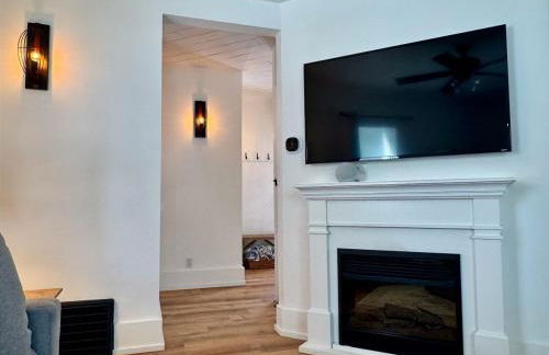 A Calm, Stylish Retreat - Steps to Lake, Downtown, and Surf District - Foto 15