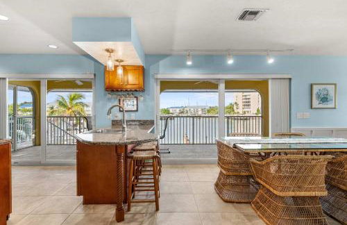 Sunset Harbor Waterfront Villa with Dock Cabana Club - Foto 29