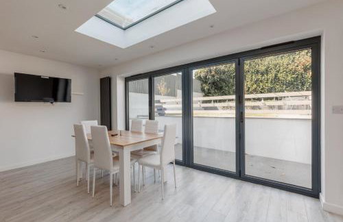 Delightful family home with parking, 8 minutes to beach - Foto 17