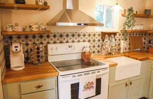 The Greenhouse Cozy Cottage- Walk to Downtown! - Foto 12