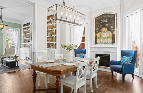 Elegant Manor w Private Yard & Modern Amenities - Foto 3