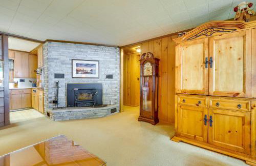 Waterfront Torch Lake Cottage with Dock and Fire Pit! - Foto 5
