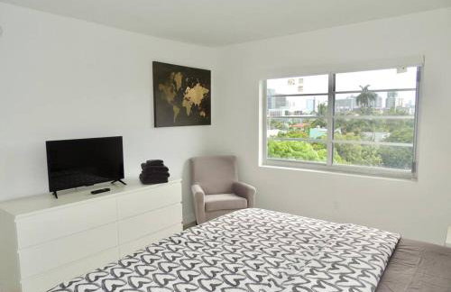 2BR in Heart of SoBe with Parking - Foto 10