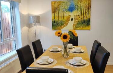 3 Bedrooms, PARKING 3 cars, GARDEN, Wi-fi, CONTRACTOR STAY, close to the Beach, Shops, Hospital, Airport - Foto 1