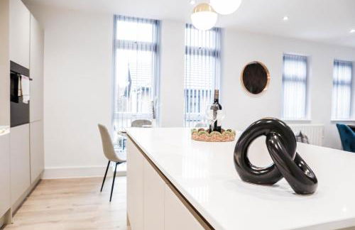 The Abbey Apartment - 1BR Apt with Dedicated Workspace, Fast Wifi & Stylish Kitchen Island & Free Secure Underground Parking - Foto 54