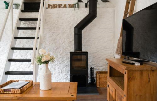 Cosy Cotswolds Farm Stay with Log Burner - Peaceful Winter Retreat - The Dairy - Foto 23