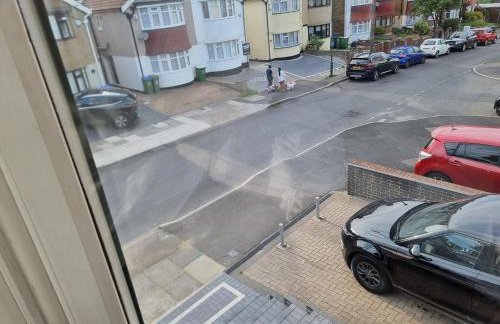 Entire 3 bedroom home with Parking in Welling, London, UK - Photo 49