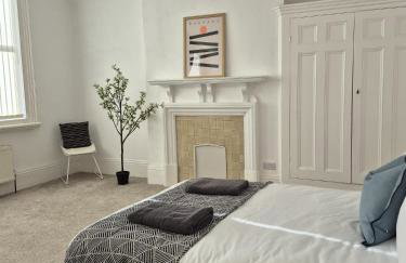 Beautiful 5-Bedroom home with Free Parking - Foto 16