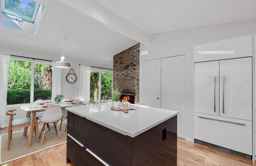 Mid-Century Modern Home - 3-Bedroom Rambler - Foto 28