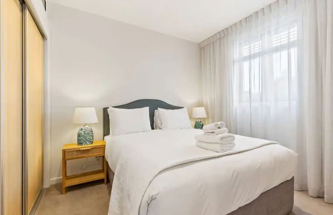 Convenient Modern 2-Bedroom Unit With Free Parking - Photo 2