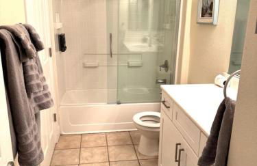 Bright and Spacious 2 Story Condo - Foto 31