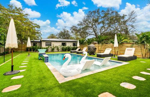 Bali Inspired home with Heated Pool, Sauna and Hot Tub! Close to Beach and Atlantic Ave - Photo 35