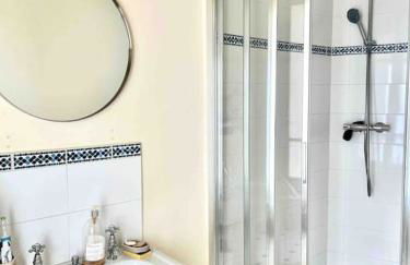 2-Bed Room Cosy Apartment - Central Location - Foto 6