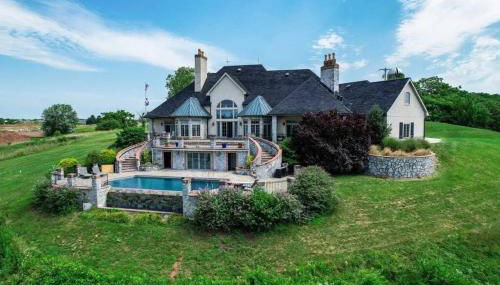 Manor on the 7th - Photo 1