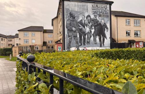 2BR City Centre Apartment By Travel Lets Short Term Rental Agency Derry With Free WiFi - Foto 17