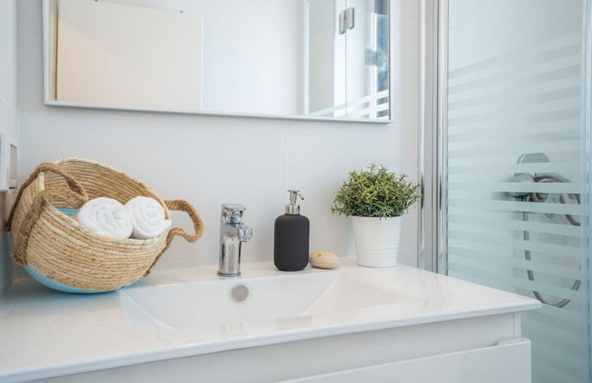 Stylish Seaside Escape with Balcony by Sea N' Rent - Foto 26