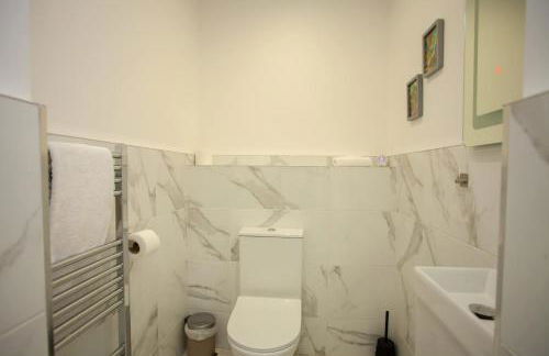 Beautiful 2 Bed Flat with a Private Terrace - Foto 17