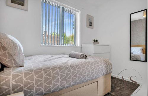 Modern 3BR Home in 9 Anson Rd Near Sandwell Hospital with Garden and Free Parking - Foto 9