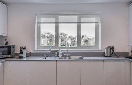 Beach Mews - Modern townhouse with patio and private parking - Photo 28