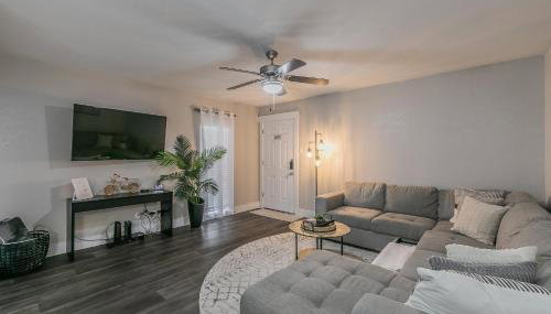 Cozy 2BR Farmhouse Apt - Sleeps 8 - FREE Parking! - Foto 3