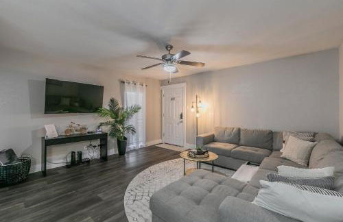 Cozy 2BR Farmhouse Apt - Sleeps 8 - FREE Parking! - Photo 3