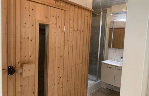 Im Herzen von Wiesdorf- Blick auf das BAYER-KREUZ -Appartement mit 2 Schlafzimmern & 3 Betten-für 4 Personen -Zentral gelegen - Friedrich Ebert Platz 5a , 4te Etage -kein Aufzug -Lift- Dachterrasse und Sauna - Kaution Pflicht - - Foto 10