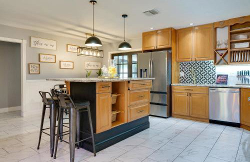 Lounge Area Office Fenced Yard Near It All - Photo 57