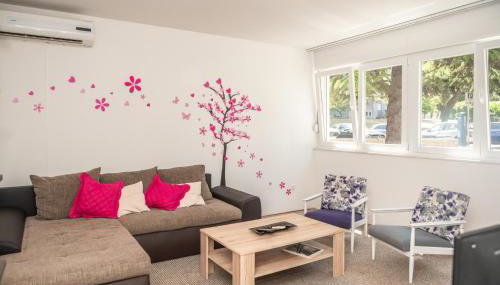 Sunny & Spacious, 2 BR apartment with free parking - Photo 3