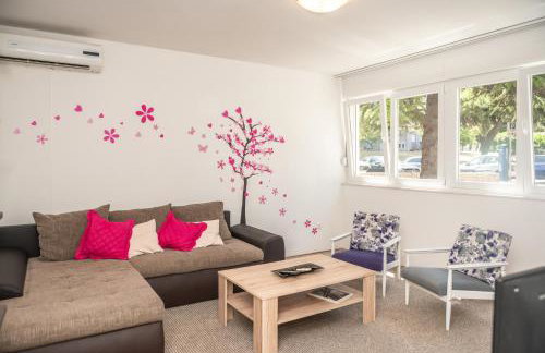 Sunny & Spacious, 2 BR apartment with free parking - Photo 3