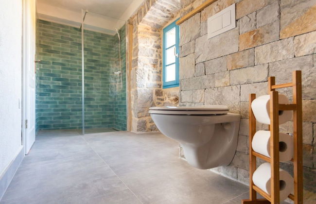 Gorgeous Villa With Private Swimming Pool and Covered Terrace - Photo 9