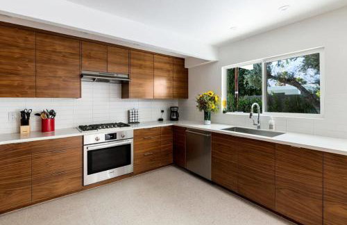 Monterey Manor Interior Designed Home Plus Pool - Photo 5