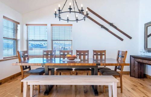 Family Fun Fireplace & Huge Deck - Photo 13