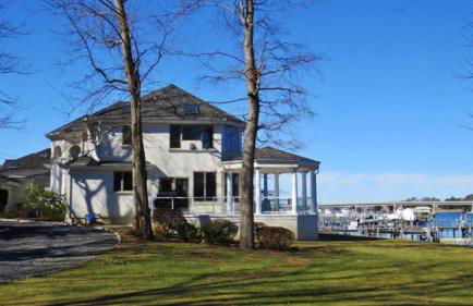 Elegant Riverfront Home with Expansive Views - Foto 28