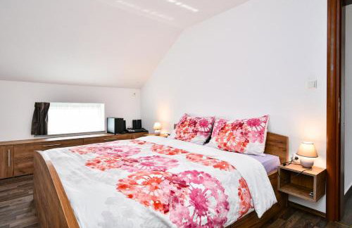 Apartman Lavanda sa bazenom i okućnicom 4* - Foto 17