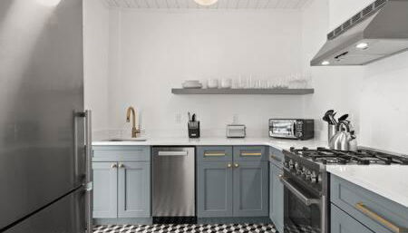 The Adaline Room #4 - Gorgeous Hyde Park Apartment, Steps to Bayshore - Photo 4, stove, dishwasher, pet friendly, toaster, minibar