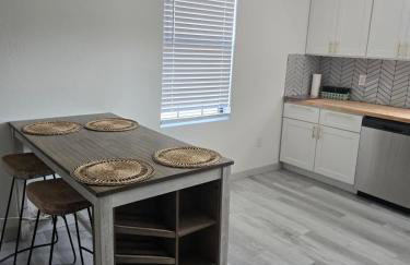 Modern B&W Coastal Retreat 2BR 2BA and Laundry - Foto 11