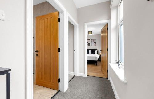 Modern 3 Bedroom house, short walk to train station and town centre, close to Manchester Airport and PLouise - Photo 7