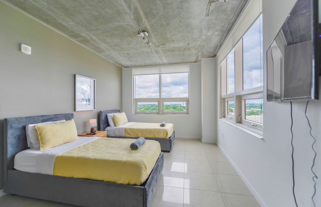 Lovely Condo|Pool & Parking at Midblock - Foto 3