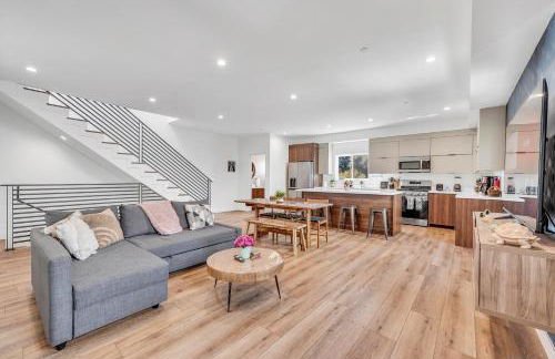 Luxurious Townhome W/3 Master Suites gated Parking - Photo 7