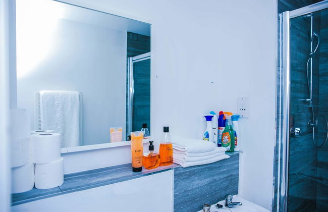 Riverside 2 Bed Apartment - Foto 31