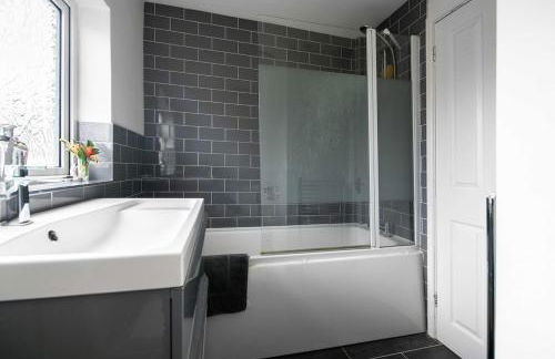 4 Bed Family & Contractor House with Games Room! - Foto 20