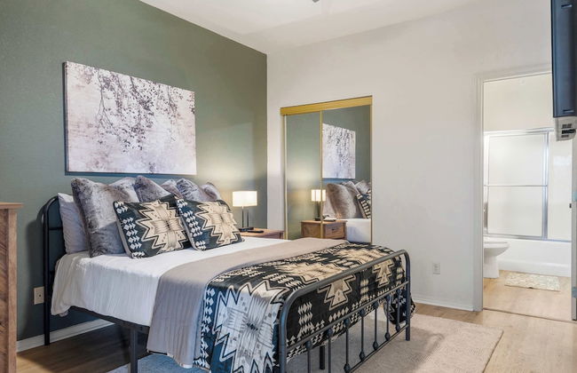 T Time Getaway - Overlooking Golf Views! - Photo 1