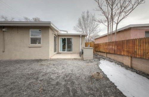 Pitt Paradise Pet Friendly Oasis - An Irvie Home - Photo 28